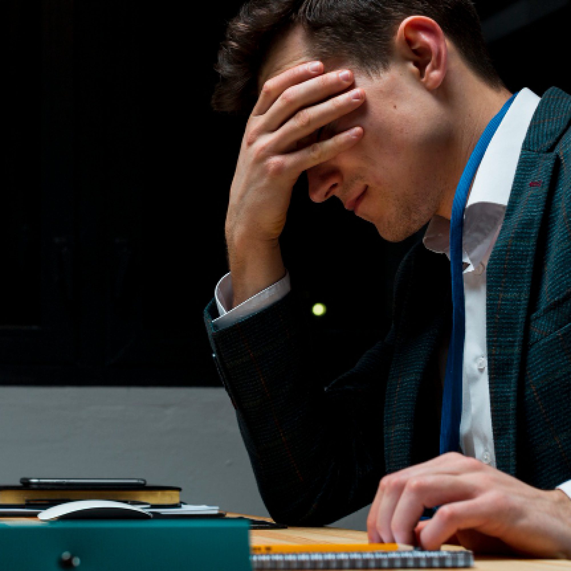 portrait-adult-male-working-from-home-night Faillissementsfraude | Ondernemingsstrafrecht